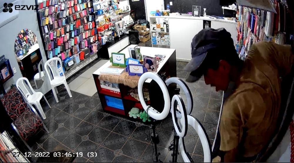 VÍDEO: 'Febre do Rato' é filmado cometendo furto em loja e leva surra da população 