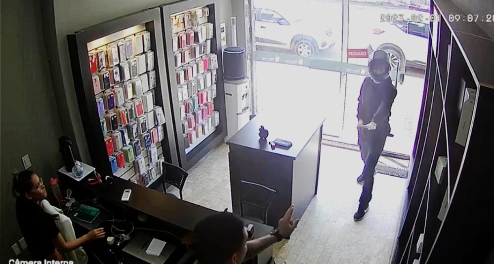 NO CENTRO: Assaltantes são filmados durante arrastão em loja de iPhones