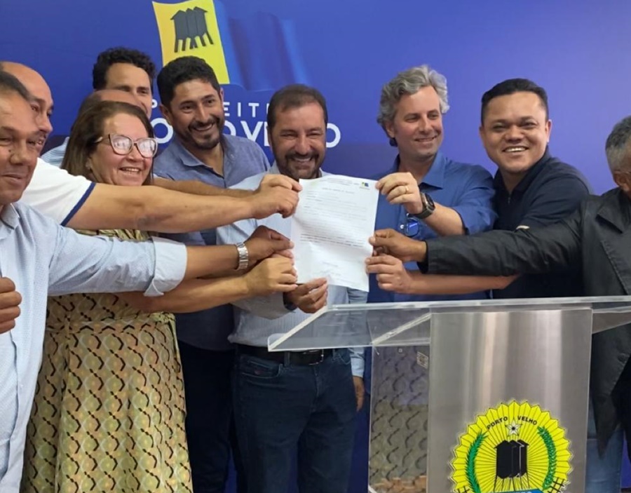 VEREADORA: Ellis Regina comemora assinatura de ordem de serviço dos Calçadões dos distritos