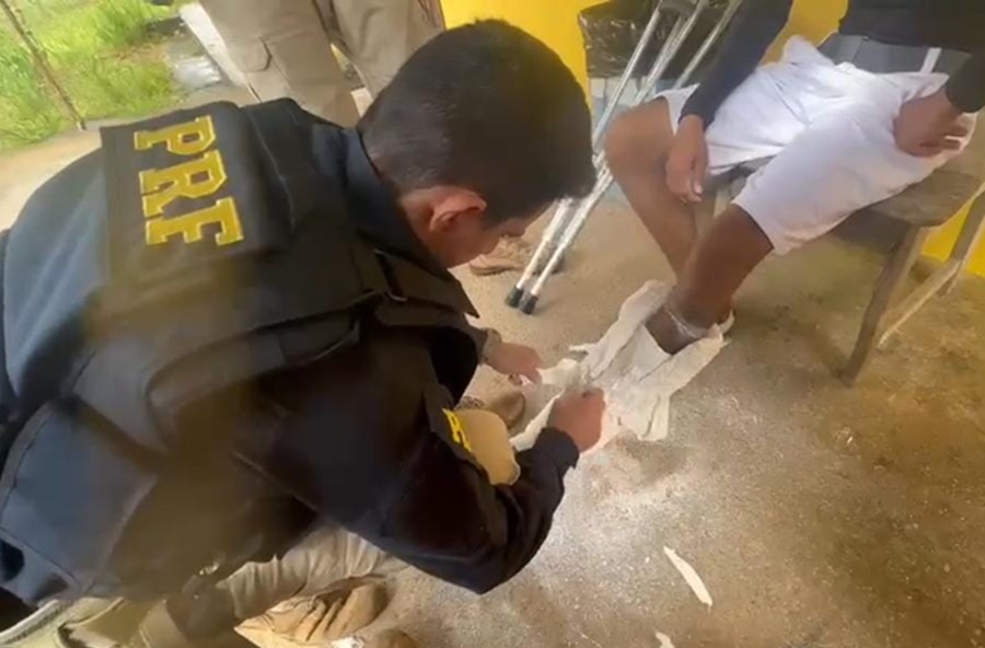INUSITADO: Traficante finge ter perna quebrada e trazia droga em bota de 'gesso'