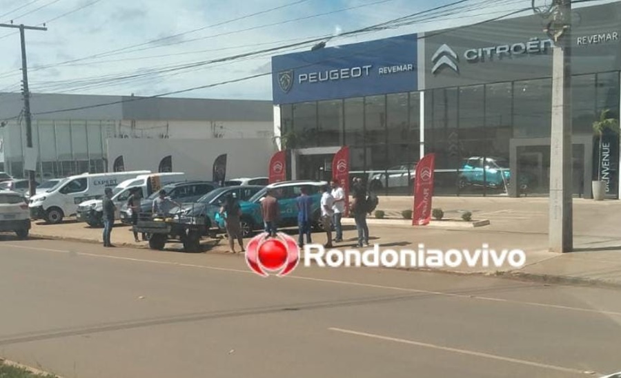 CENAS DA CIDADE: Carro zerado é atingido por reboque que se soltou de moto