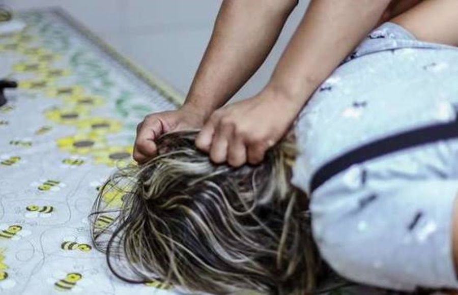 MARIDO PRESO: Esposa é arrastada pelos cabelos e agredida com socos no nariz 