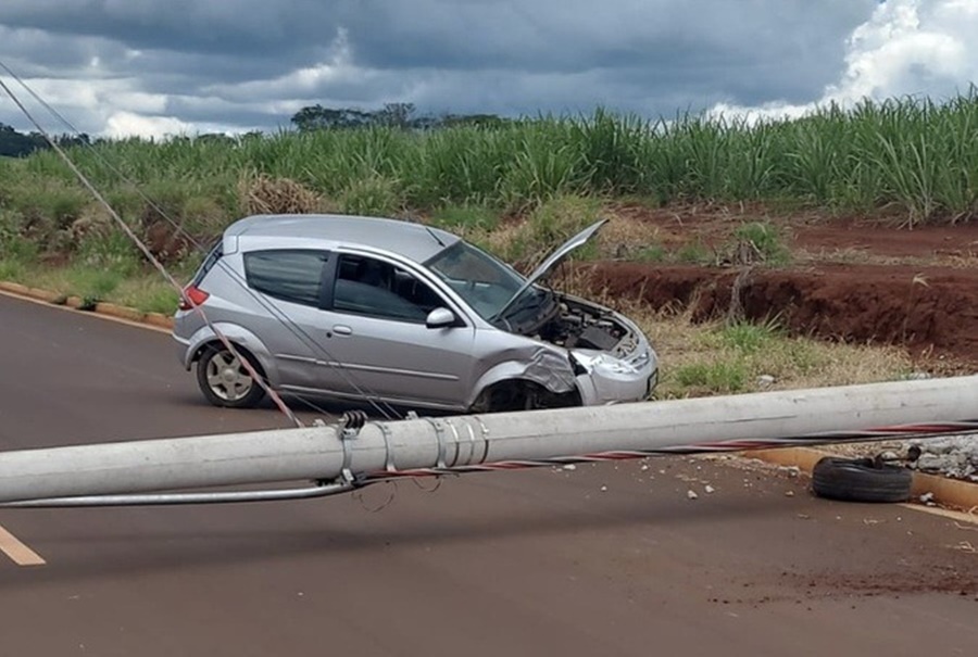PREJUÍZO: Colisões de veículos em postes causa problemas na rede elétrica