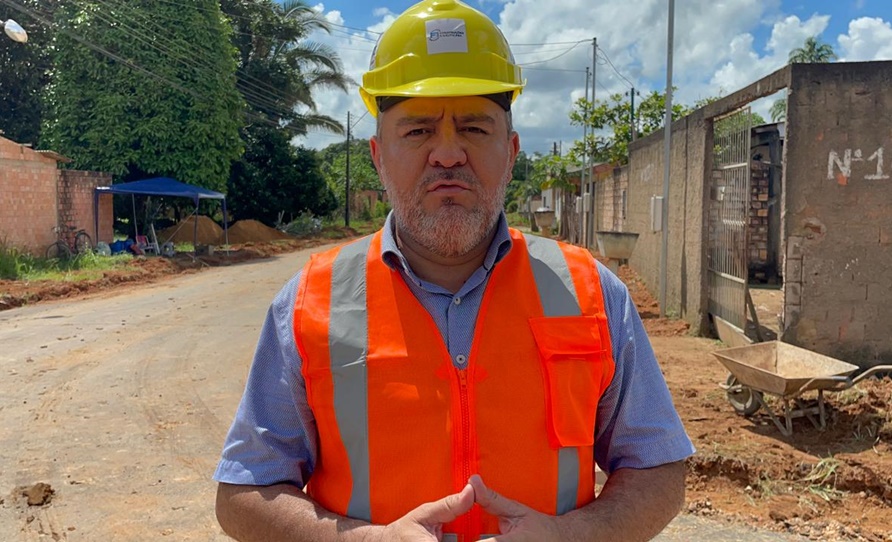 BAIRRO MARIANA: Vereador Everaldo Fogaça fiscaliza obras de construção de sarjetas e meio-fio