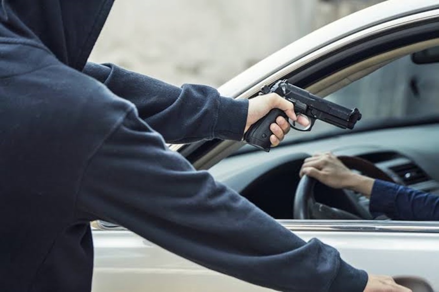 ROUBO DO SANDERO: Dono de carro é baleado na cabeça ao tentar escapar de assalto 