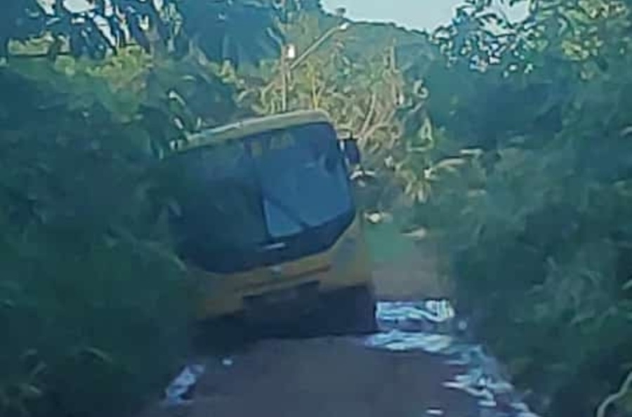 DESCASO: Ônibus escolar atola na Estrada do Belmont em Porto Velho