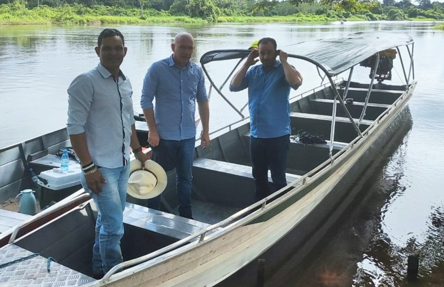 ALTA FLORESTA D'OESTE: Ezequiel Neiva entrega barcos, tubos armcos, ambulância UTI e manilhas