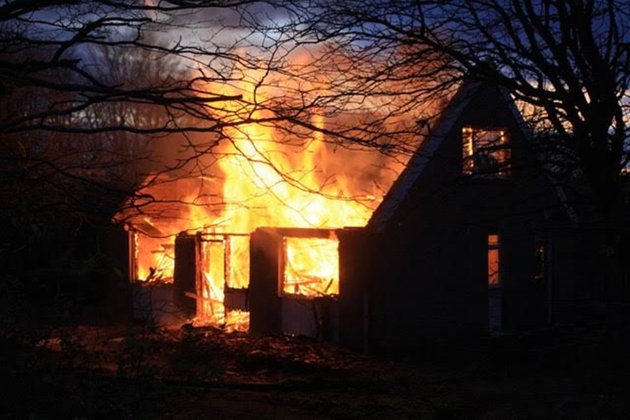 DESTRUÍDA: Residência é totalmente consumida por incêndio na zona Sul