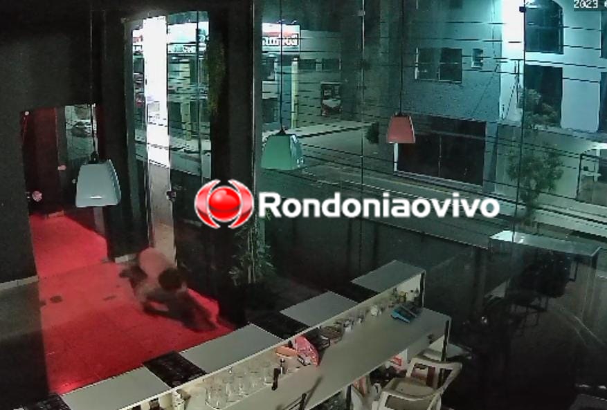 TERCEIRA VEZ: Ladrão é flagrado rastejando para cometer furto em bar recém-inaugurado