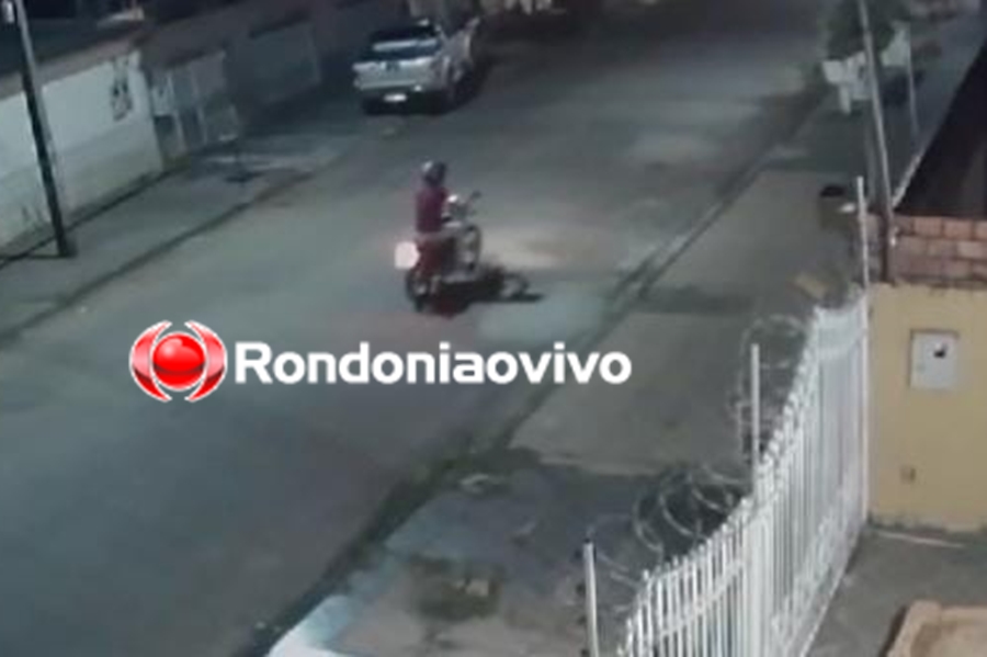 VÍDEO: Câmera de segurança flagra bandido assaltando jovem na frente de casa