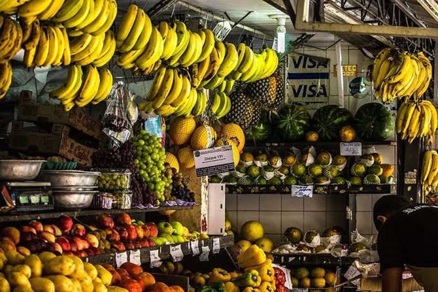 NADA ESCAPA: Ladrões armados assaltam frutaria e roubam até banana