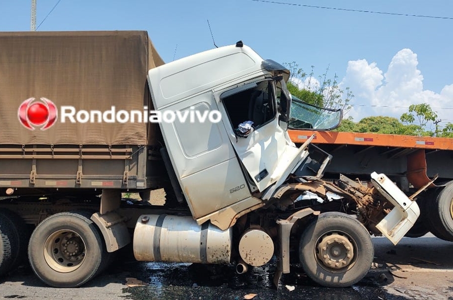 LIVRAMENTO: Motorista de 40 anos sobrevive a acidente após cabine de carreta ficar destruída