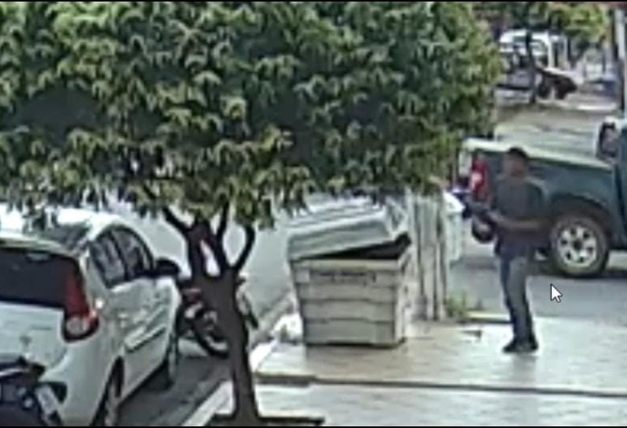 ASSISTA: Ladrão é filmado furtando moto Honda Biz de trabalhadora