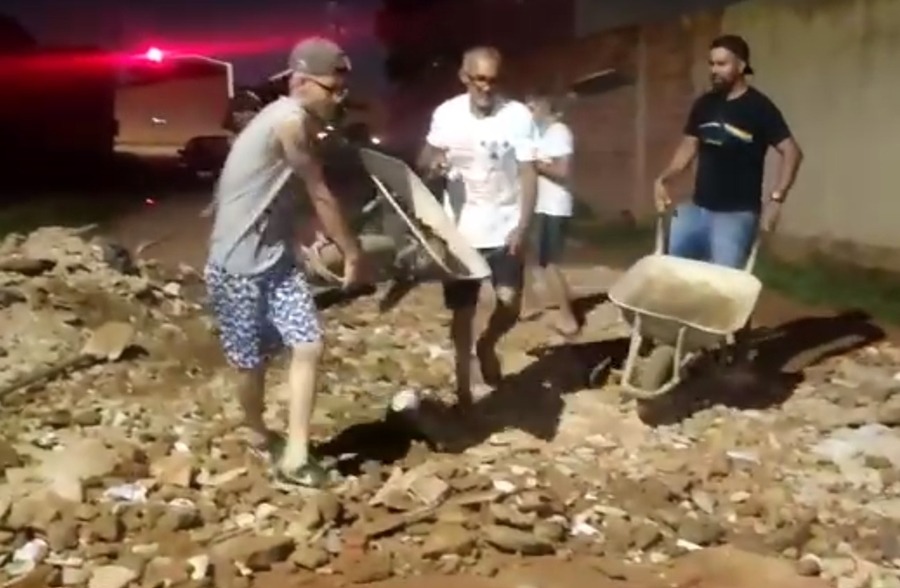 ‘BURAQUEIRO’: Moradores do bairro Lagoinha tapam crateras por conta própria 