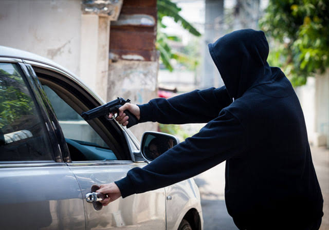 MAIS UM: Casal tem carro e iPhones roubados após combinar venda pela internet 