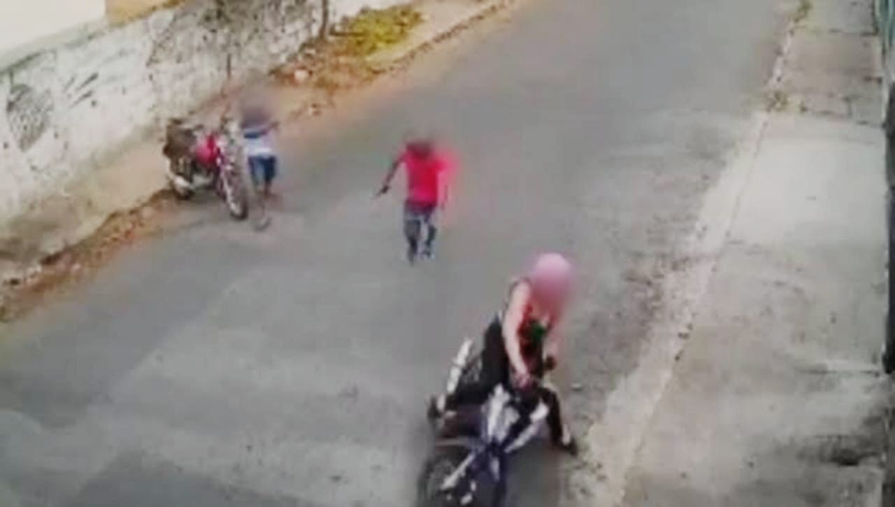 TENTOU FUGIR: Bandidos derrubam mulher de moto durante roubo de Honda Biz 
