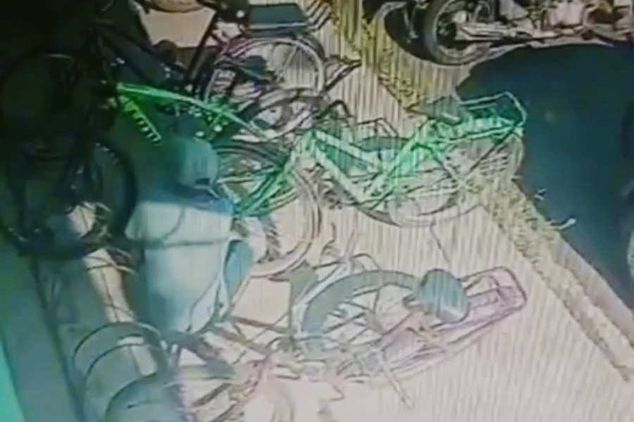 VÍDEO: Ladrão é filmado furtando bicicleta Lotus em frente a associação