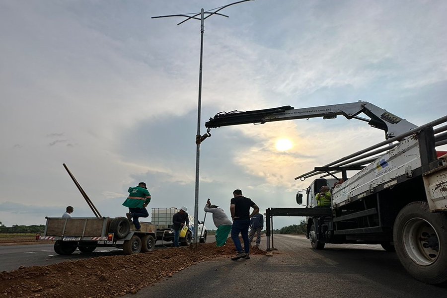 ILUMINAÇÃO PÚBLICA: Concluída implantação de postes e luminárias de LED na avenida Santos Dumont