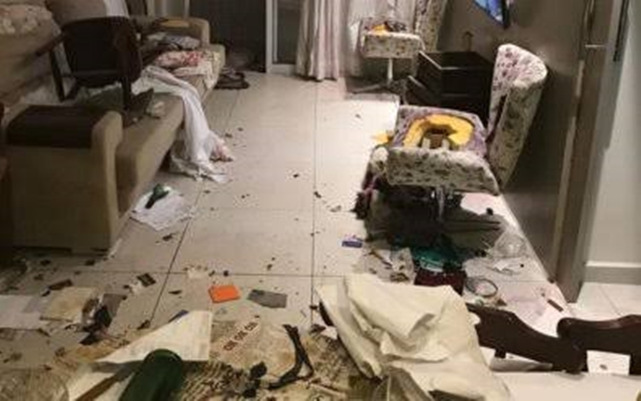 ATAQUE DE FÚRIA: Mulher chega quebrando tudo na casa do namorado por ciúmes
