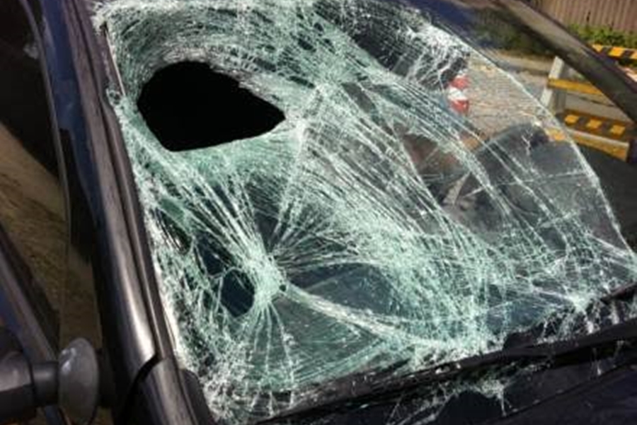 ENFURECIDA: Jovem espanca namorado e destrói carro dele a pauladas e tijoladas