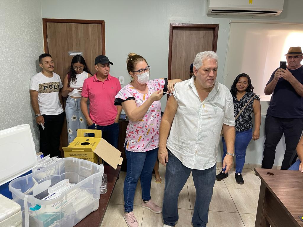 EDWILSON NEGREIROS: Gabinete do vereador promove campanha de vacinação para servidores da Câmara 