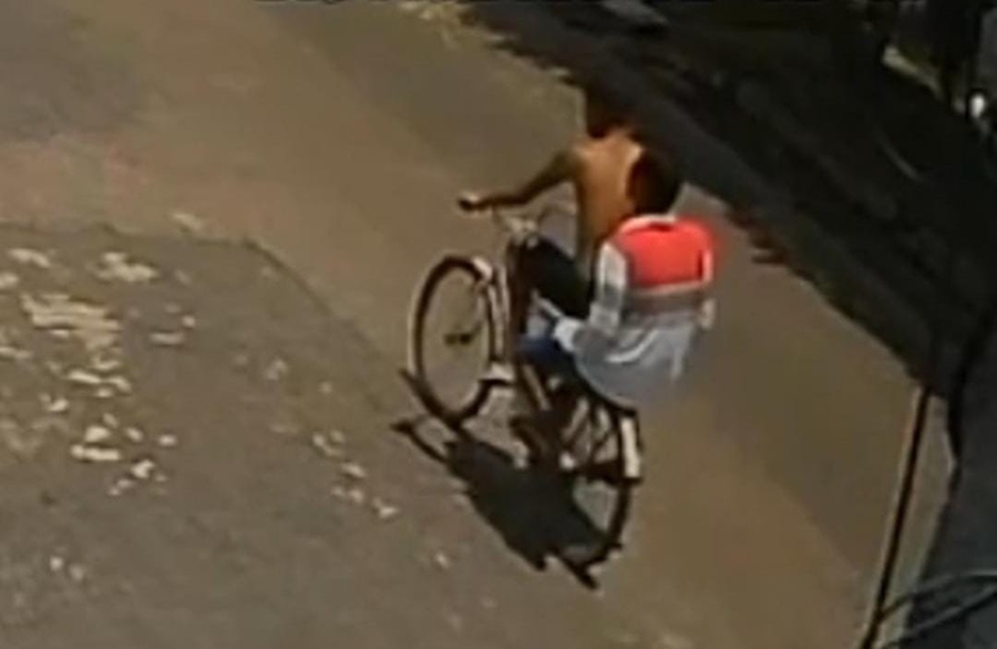 VEJA O MOMENTO: Garoto tem bicicleta e iPhone roubados ao sair da escola