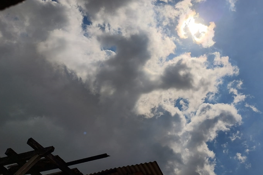 CINZENTO: Sol entre nuvens e chuvas no sextou (01) em RO, incluindo Rolim de Moura
