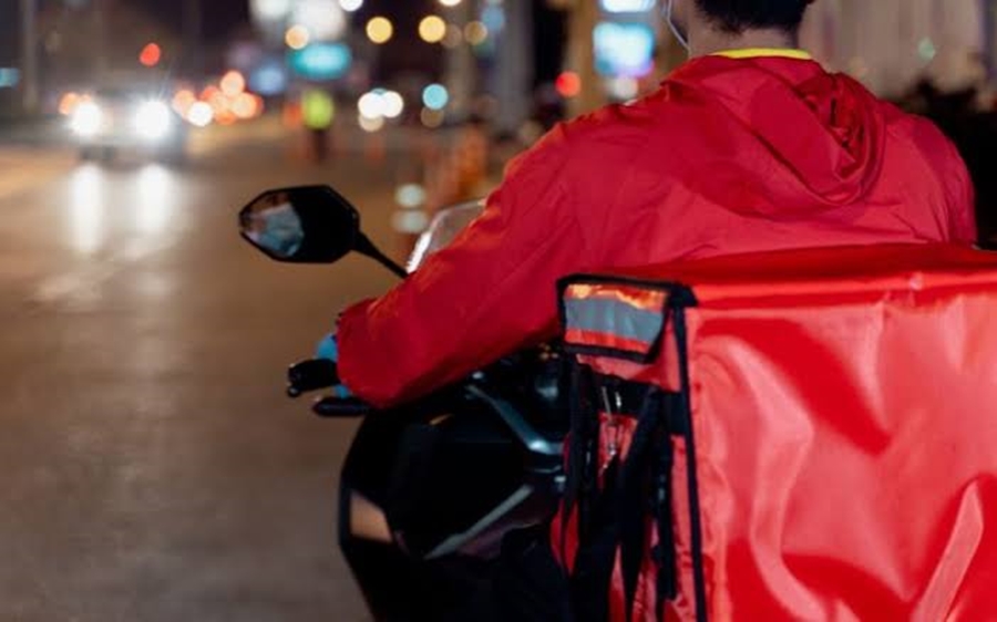 TRIO ARMADO: Motoboy é assaltado durante entrega de sandálias no Centro