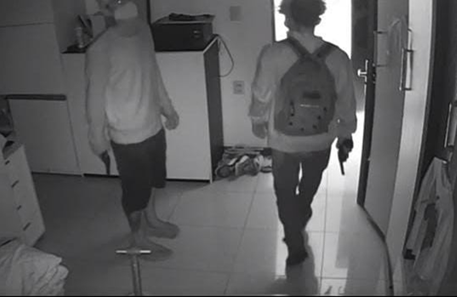 TENSÃO: Assaltantes fazem família refém dentro de casa durante roubo