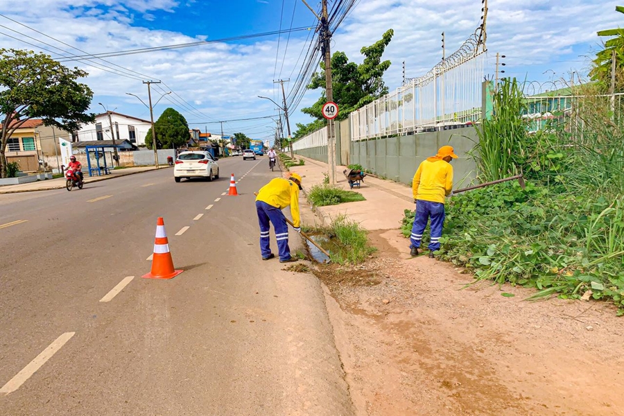 URBANISMO: Serviço de limpeza é realizado diariamente em diversos pontos