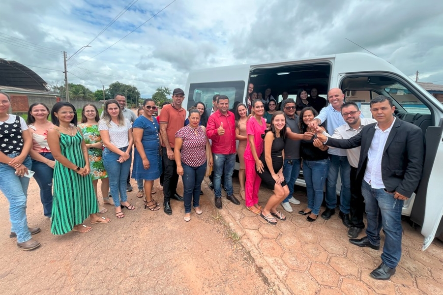 ISMAEL CRISPIN: Deputado entrega van para reforçar saúde em Parecis