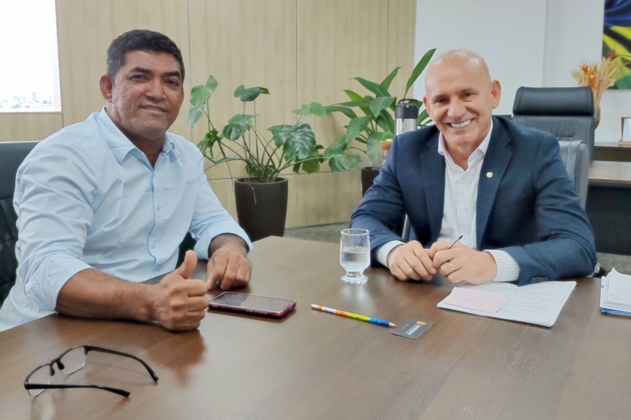 EZEQUIEL NEIVA: Retroescavadeira destinada por deputado beneficiará mais de 400 produtores