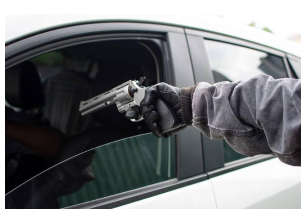 ESCONDIDO: 'Nego Drama' é acusado de roubar casal de amigos em quebra-molas