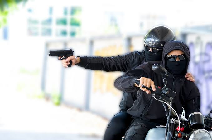 PERIGO NA AVENIDA: Assaltantes tentam parar motorista no trânsito e atiram várias vezes