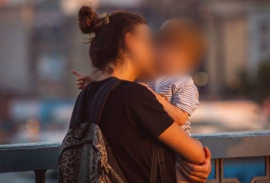 PÂNICO: Bandido aponta arma para cabeça de bebê durante assalto na zona Leste