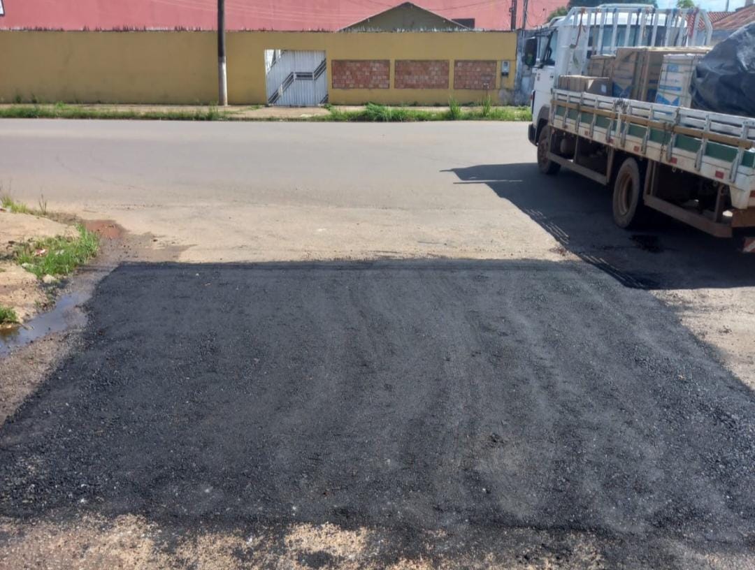 JÚNIOR QUEIROZ: SEMOB realiza serviços de tapa-buraco na Av. Rio Madeira após pedido de vereador