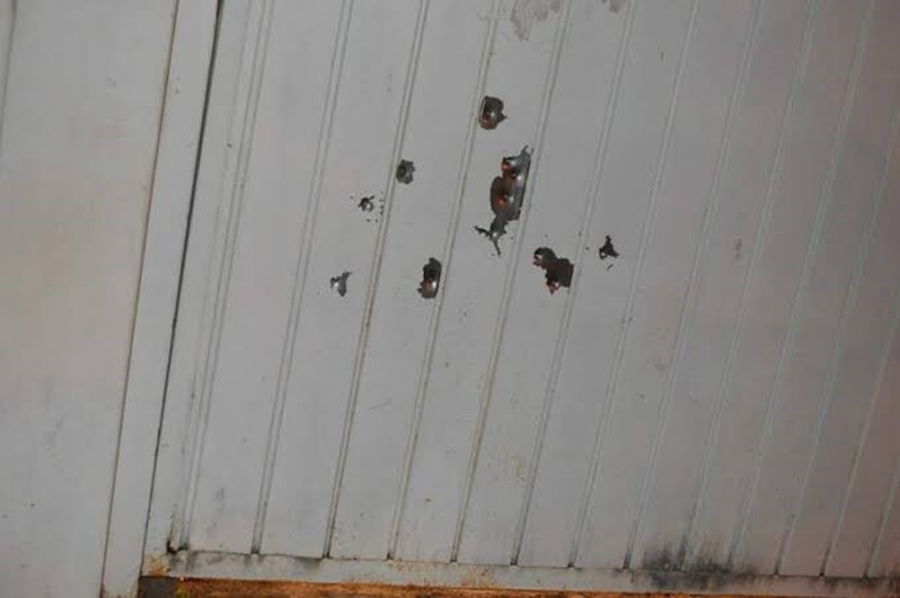 ATAQUE: Mulher tem portão de residência crivado de balas por criminosos em carro