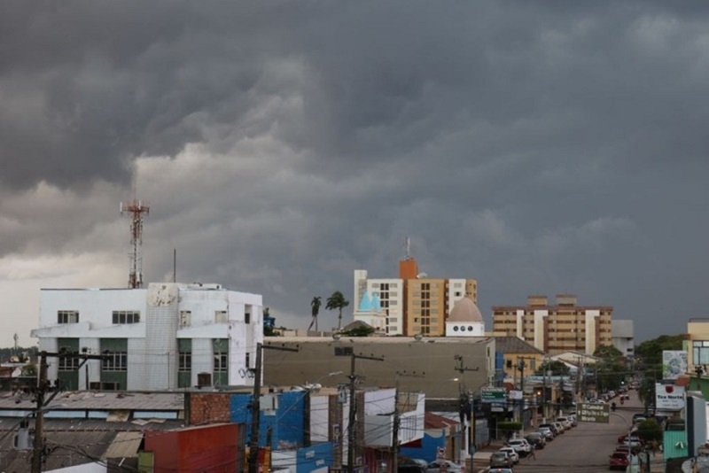 AGUACEIRO: Domingo (04) de pouco sol e céu nublado em RO, incluindo Candeias do Jamari