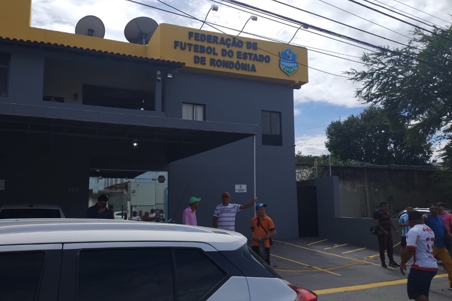 DESCONTENTES:  Manifestantes fazem protesto pedindo mudanças na Federação de Futebol de RO