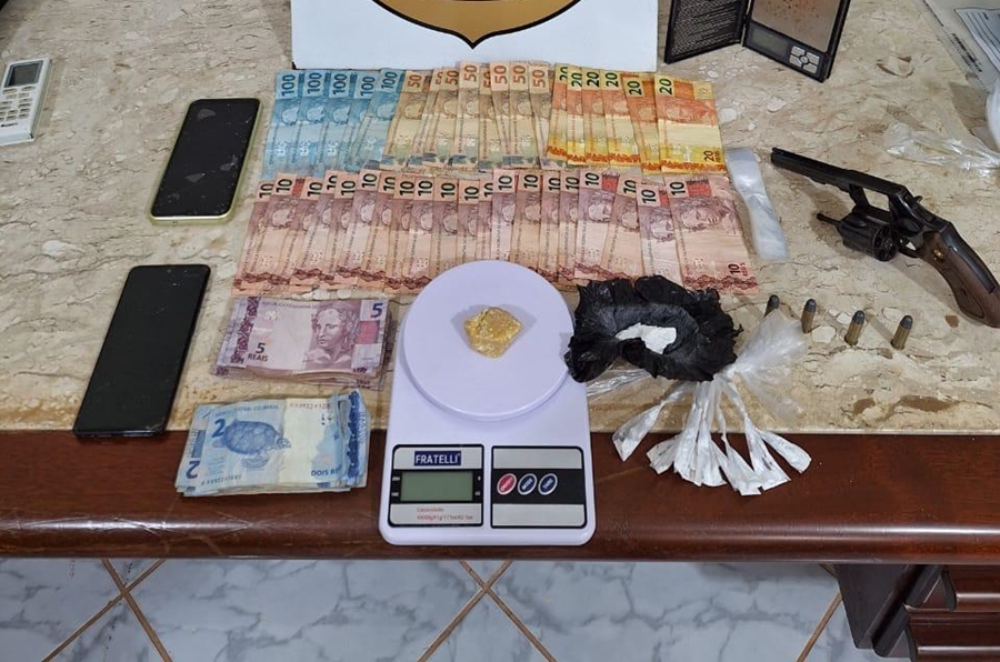CAIU: PF prende traficante com porções de drogas e armado durante abordagem