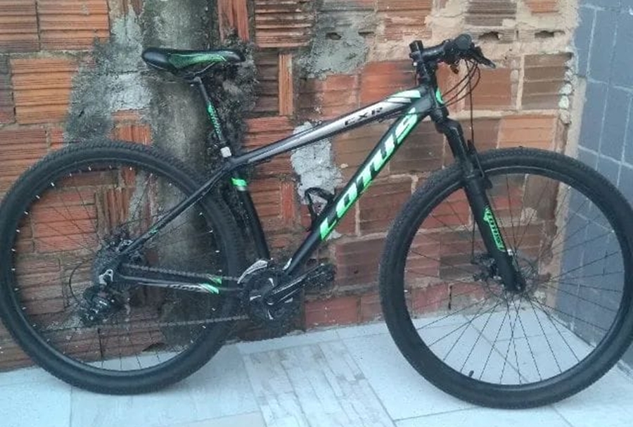 'ACHEI NA RUA': Ex-presidiário tenta fugir, mas é flagrado com bike Lotus, TV e vários objetos