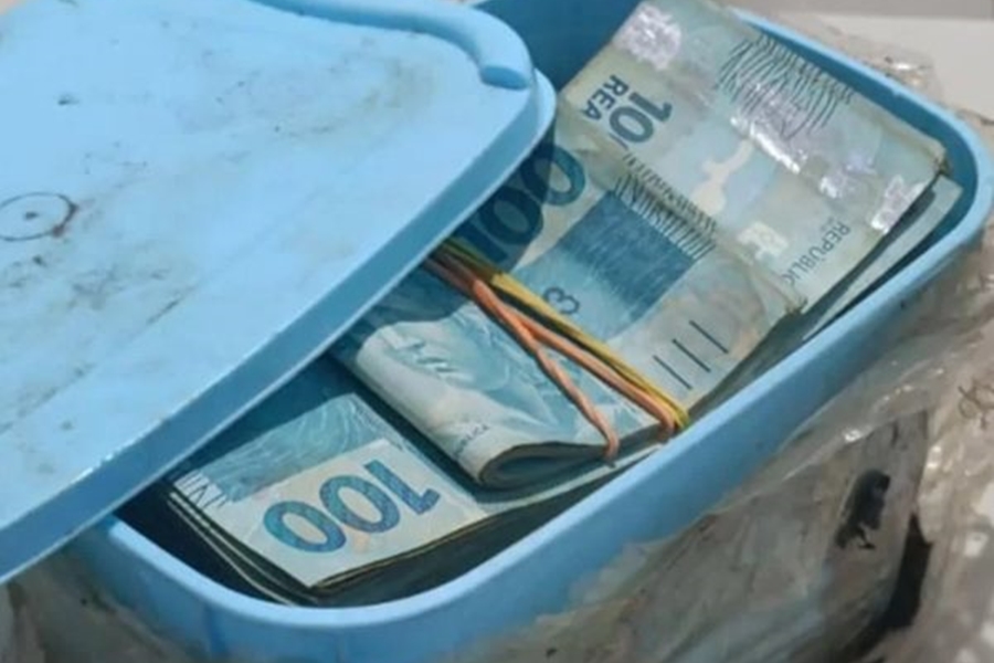 SURPRESA: Idoso encontra R$ 60 mil em pote de sorvete enterrado no quintal de casa