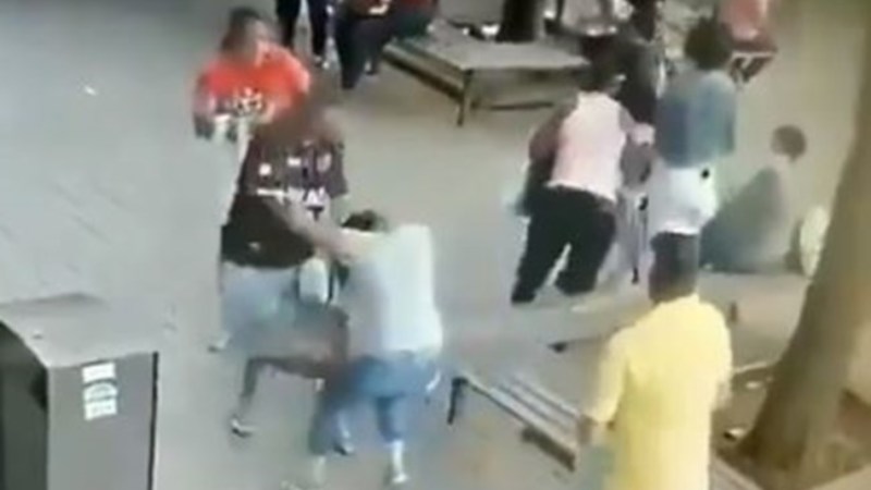 MARIDO FUGIU: Mulher é espancada e arrastada pelos cabelos em praça pública 