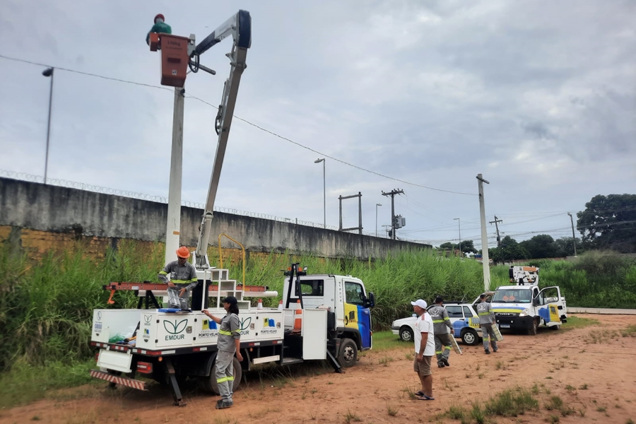 JÚNIOR QUEIROZ: EMDUR revitaliza pontos de iluminação no campo da Vila Tupi após pedido
