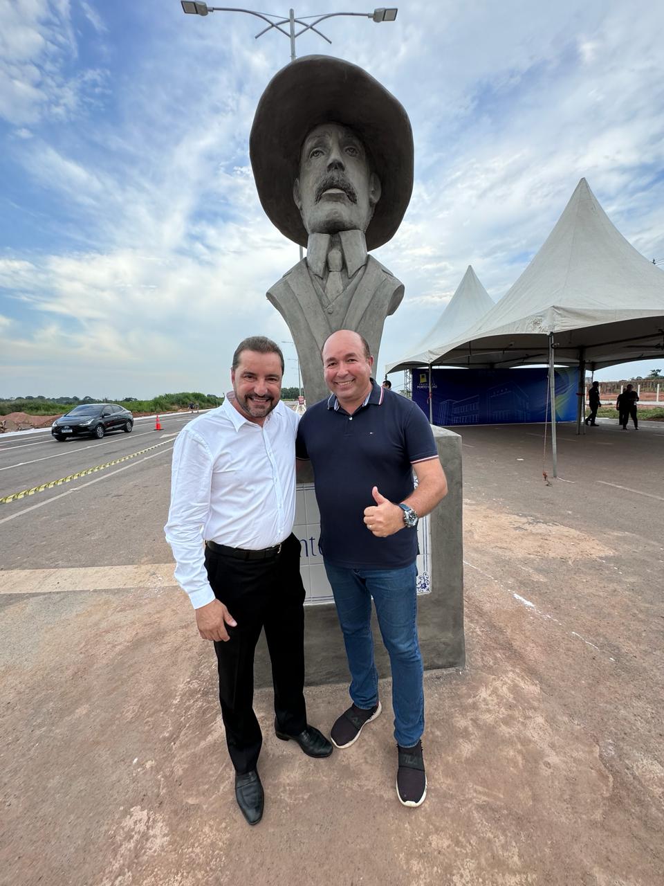 EDWILSON NEGREIROS: Vereador acompanha prefeito em inauguração da estátua Santos Dumont na capital