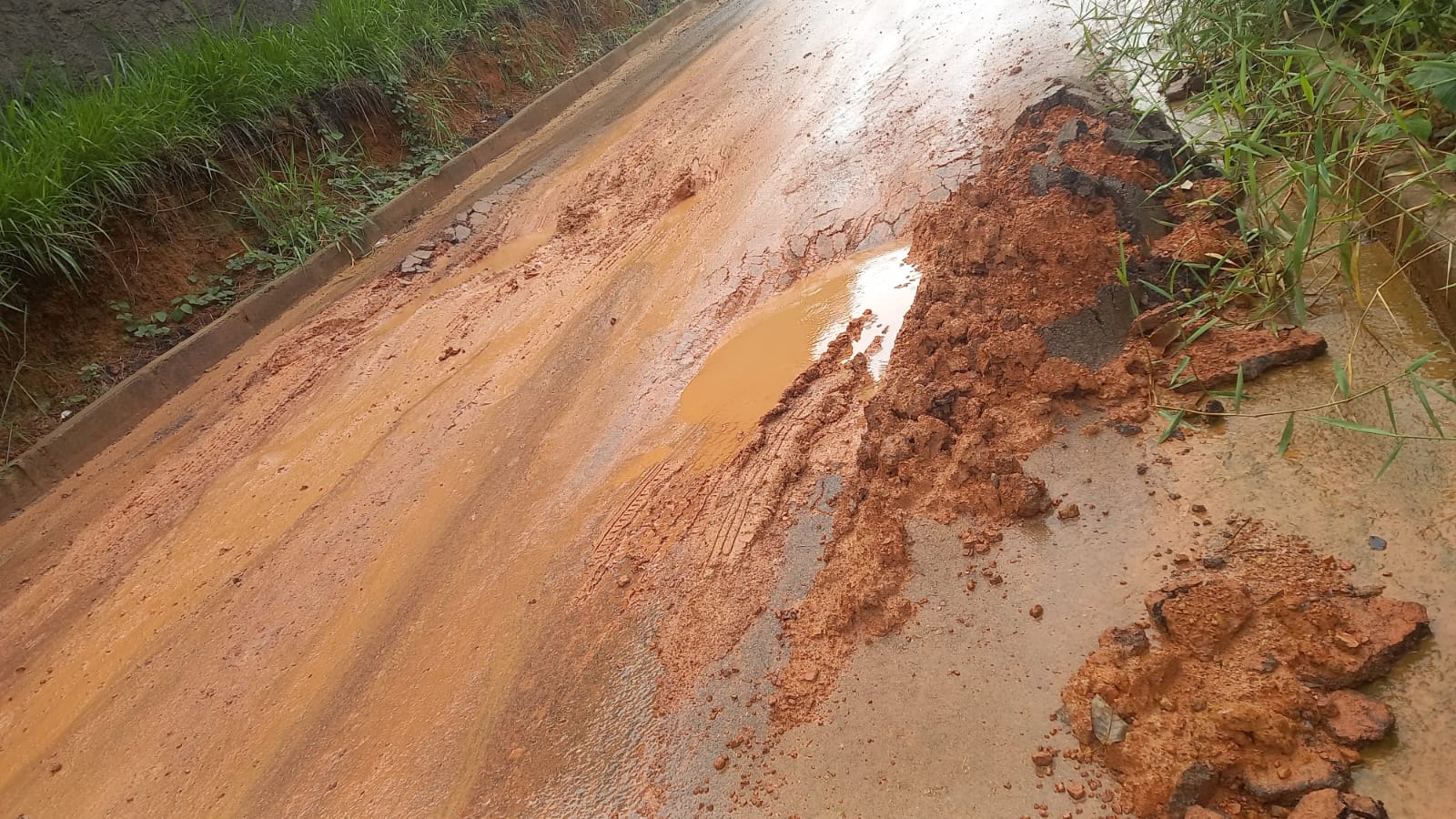 PEDIDO DE PROVIDÊNCIA: Moradores do Nova Esperança reclamam das condições ruins da Rua Recife