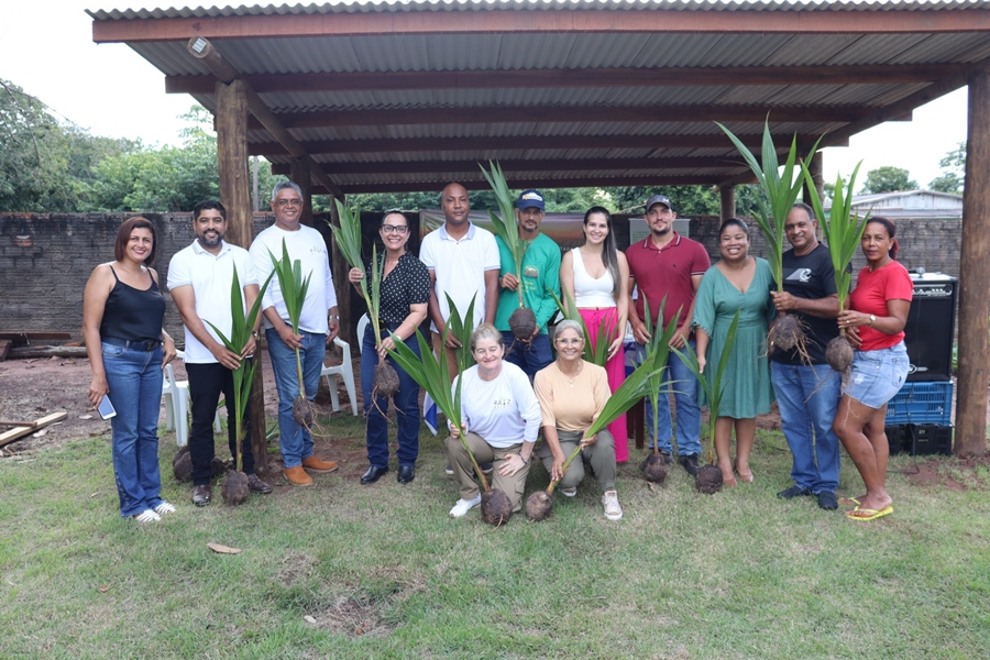 ROSANGELA DONADON: Deputada entrega mudas de coco para agricultores de Primavera de Rondônia