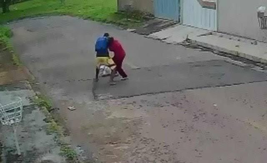 NO TEIXEIRÃO: Motociclista reage a roubo e toma arma de assaltante