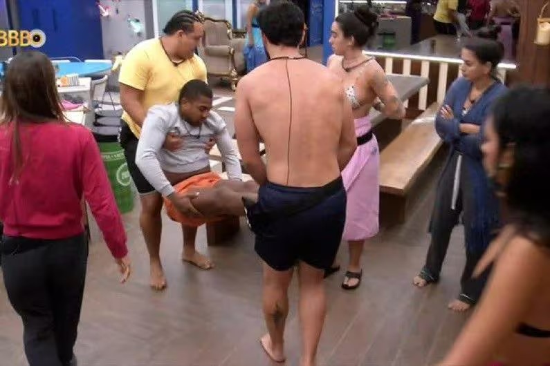 BBB24: Davi passa mal, cai da cama e é levado ao confessionário