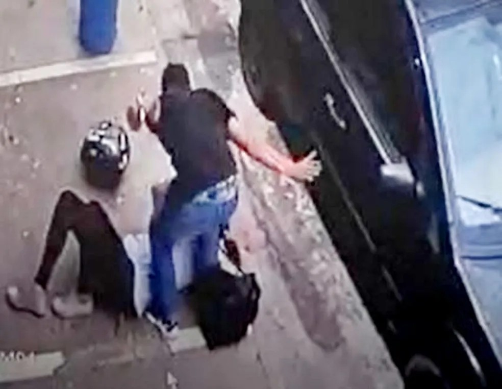 EMBRIAGADO: Homem vai buscar esposa na igreja, tenta matá-la e ataca o filho 